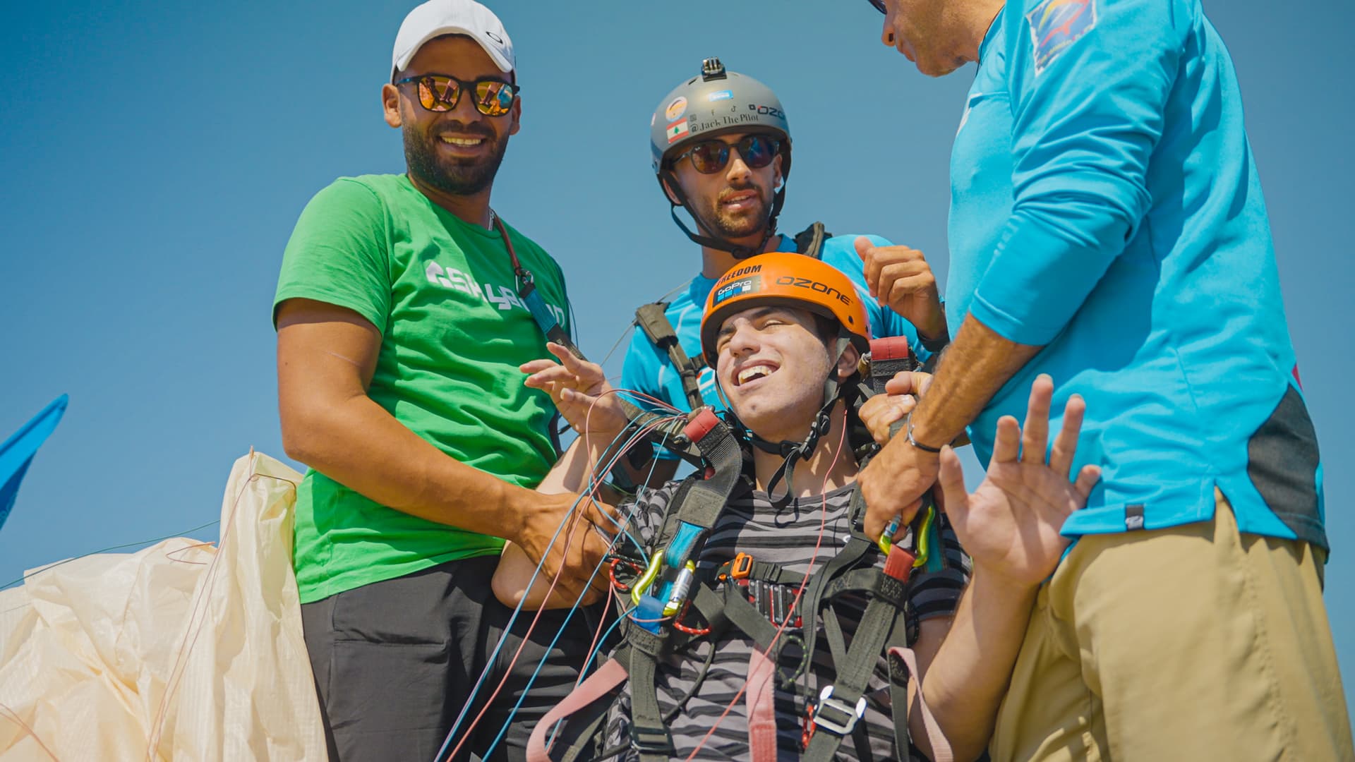 Cute paragliding moment